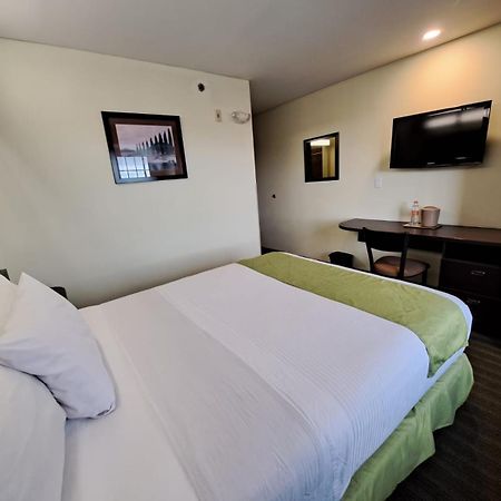 Microtel Inn And Suites By Wyndham Toluca Exteriör bild