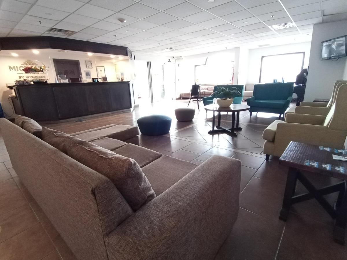 Microtel Inn And Suites By Wyndham Toluca Exteriör bild