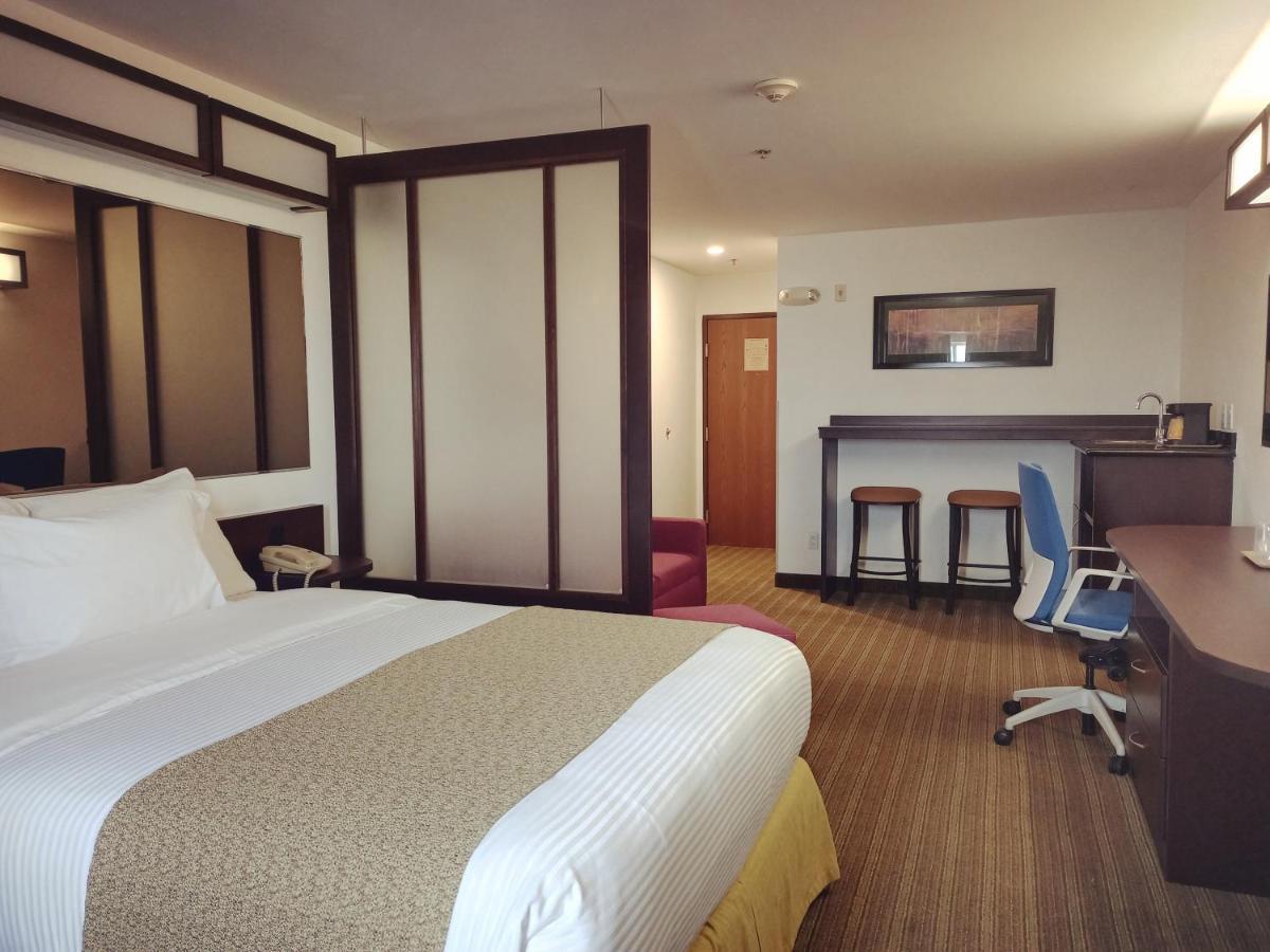 Microtel Inn And Suites By Wyndham Toluca Exteriör bild
