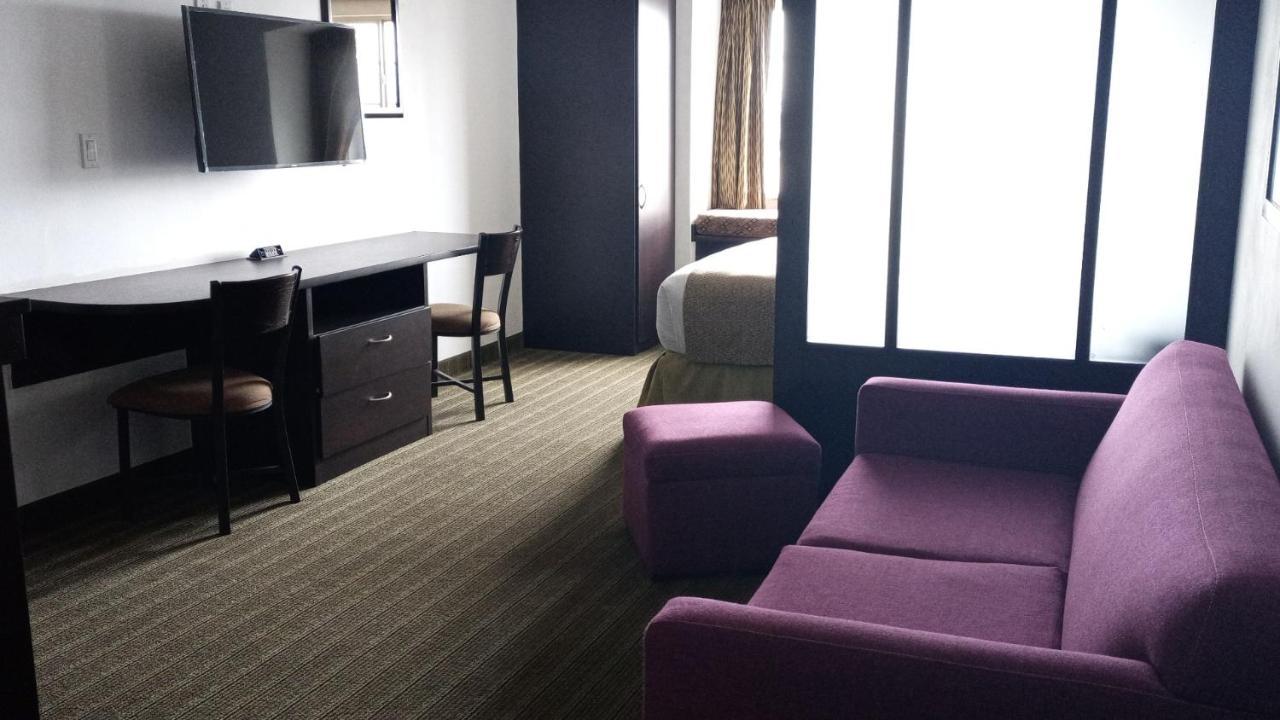 Microtel Inn And Suites By Wyndham Toluca Exteriör bild