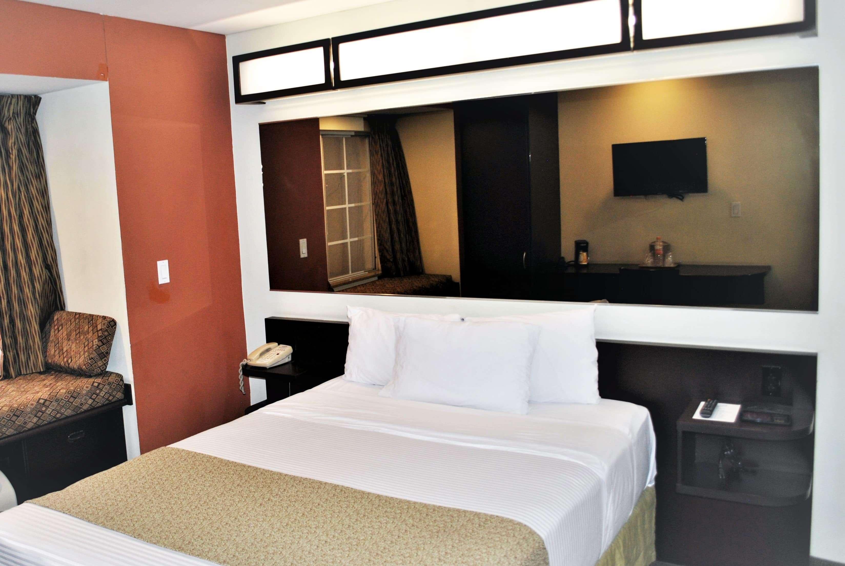 Microtel Inn And Suites By Wyndham Toluca Exteriör bild