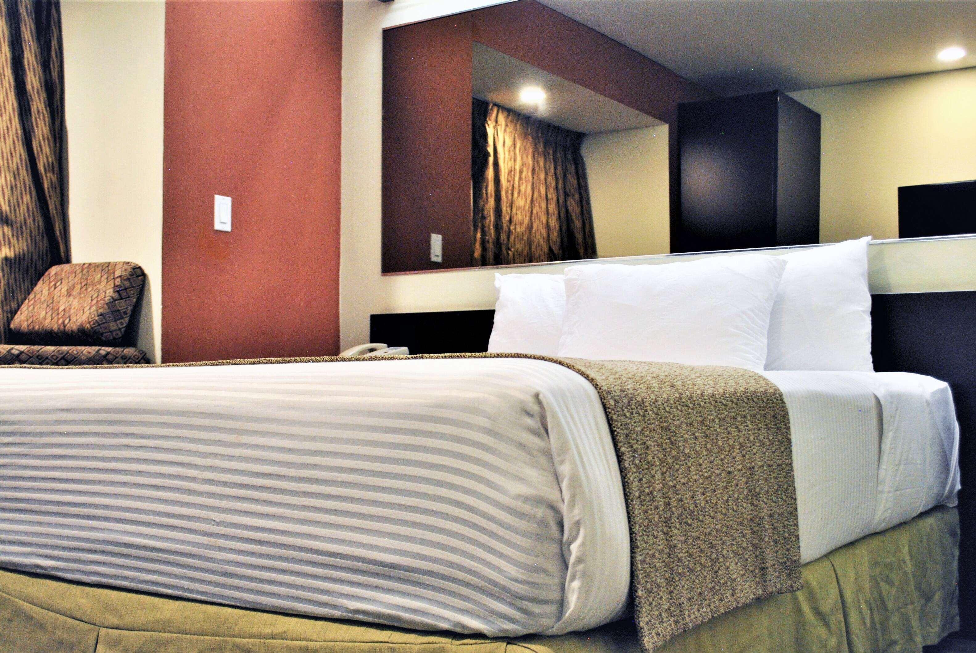 Microtel Inn And Suites By Wyndham Toluca Exteriör bild