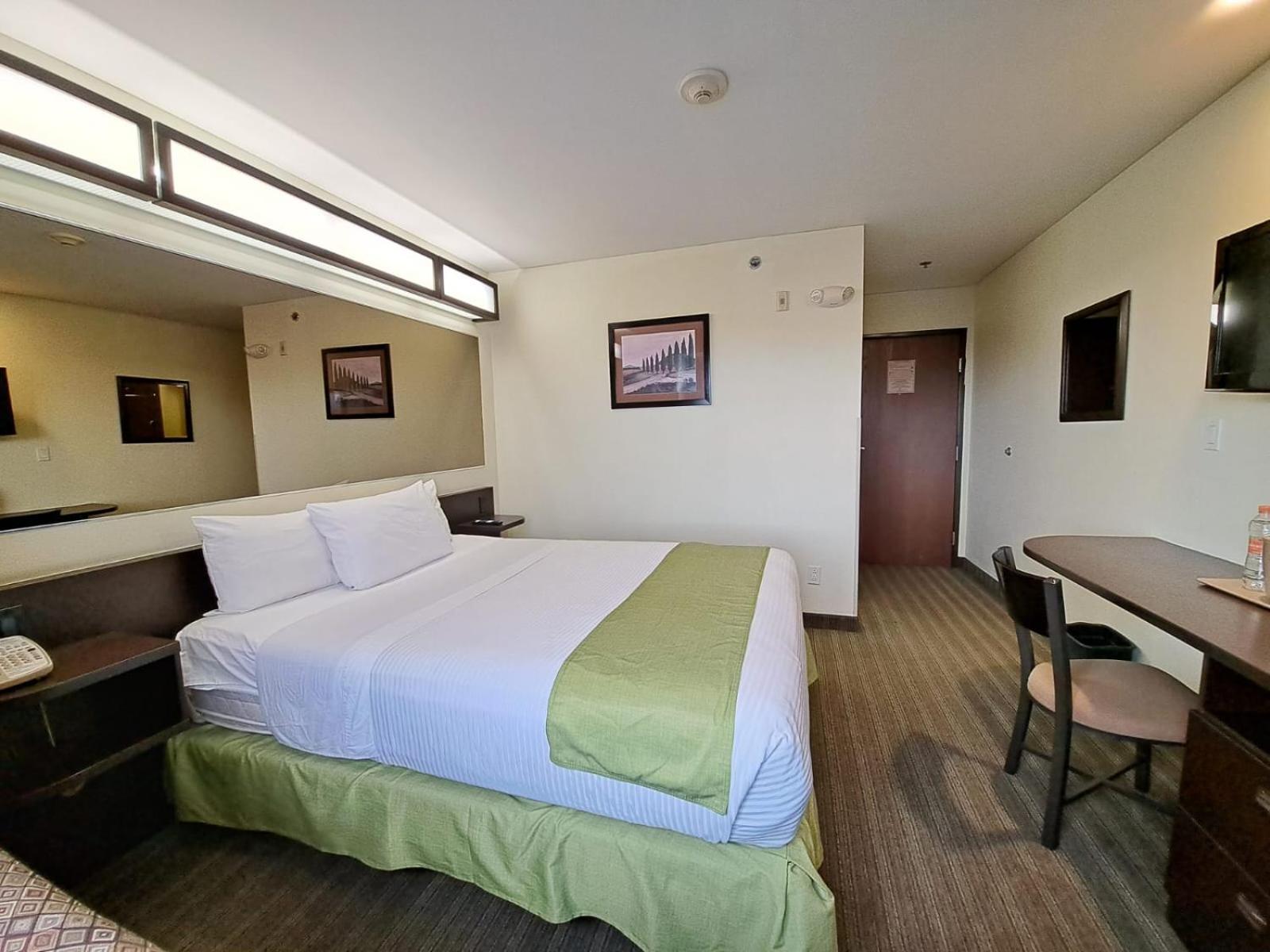Microtel Inn And Suites By Wyndham Toluca Exteriör bild