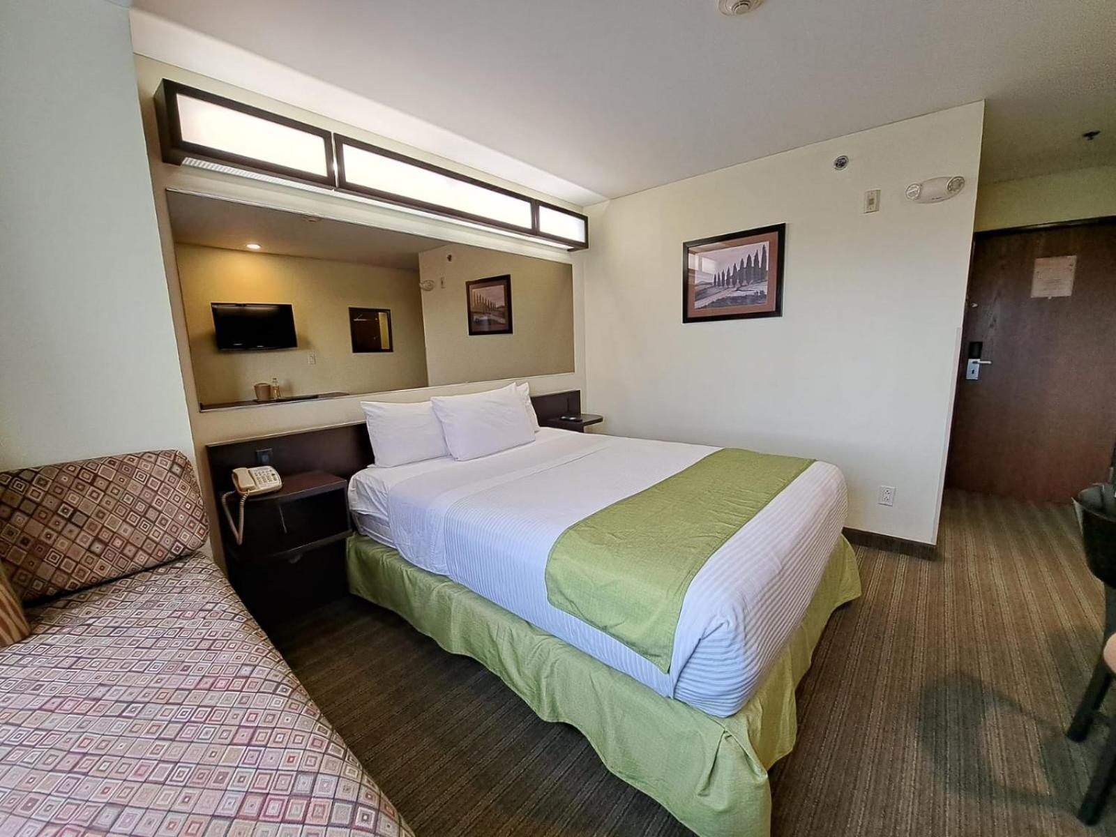 Microtel Inn And Suites By Wyndham Toluca Exteriör bild